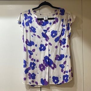 Cabi v neck short sleeve floral top size M